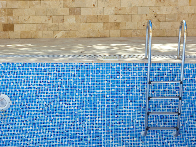 Tiling System for Concrete Swimming Pools