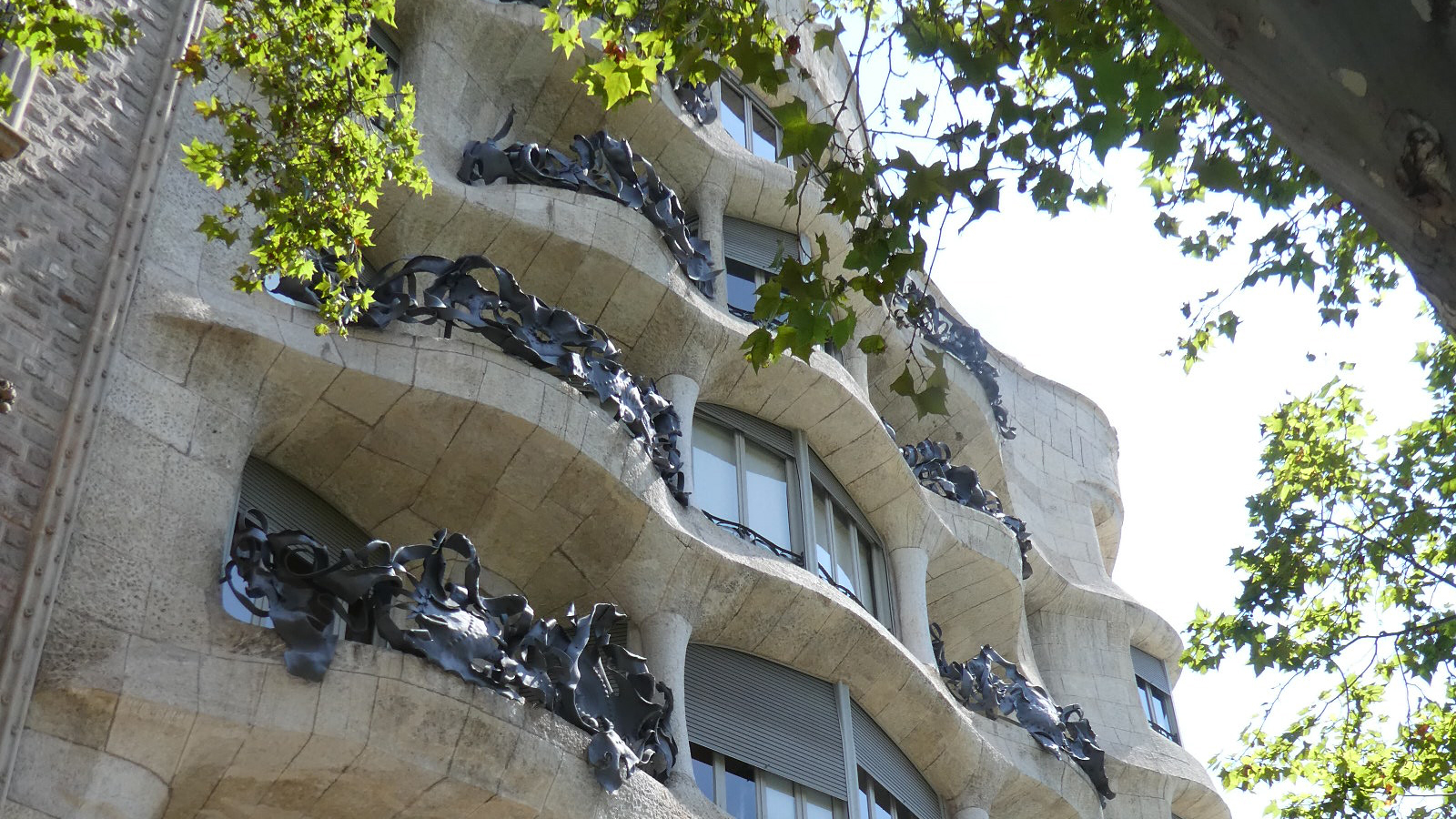 la pedrera facade photo