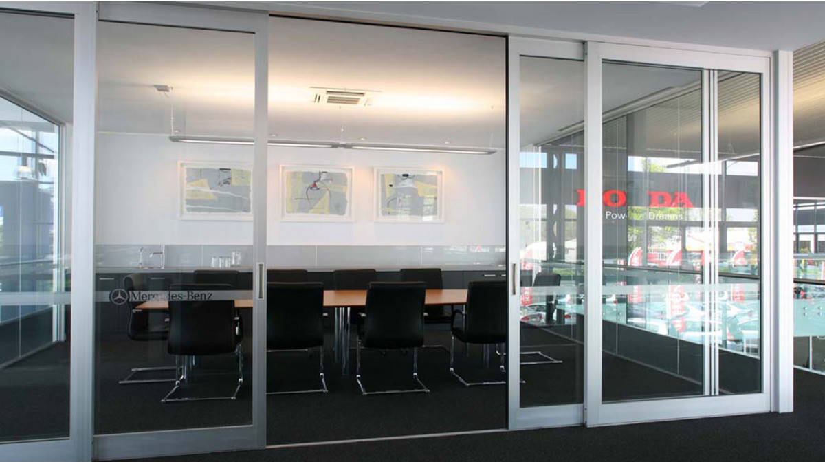 Other APL systems used in the Mercedes-Benz building included 40mm window sashes on electronic remote control, with shopfront extrusions used internally for offices