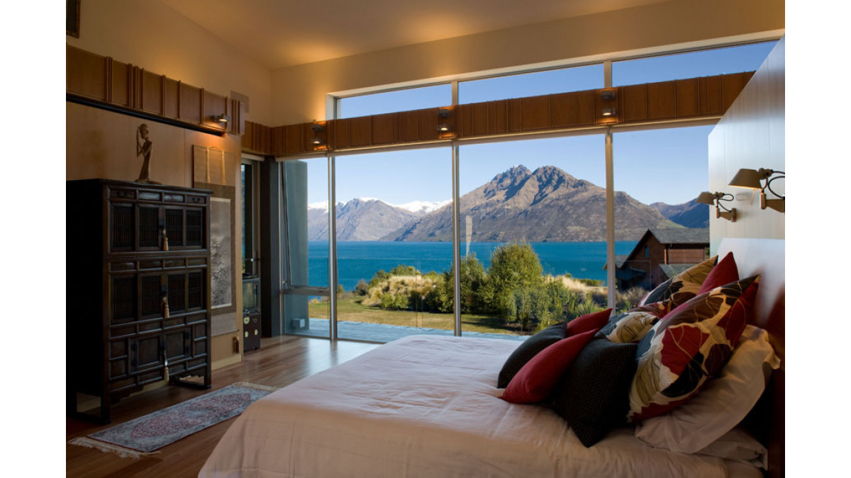 The master bedroom is extensively glazed with Metro Series windows that look out to Lake Wakatipu and Cecil Peak.