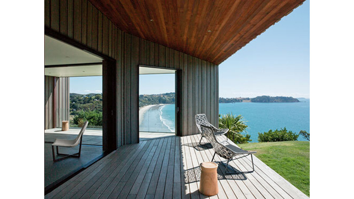 Cavity sliding Architectural Series doors that withdraw almost completely from view were also used to achieve unobstructed sea views. (Photo: Mark Smith)