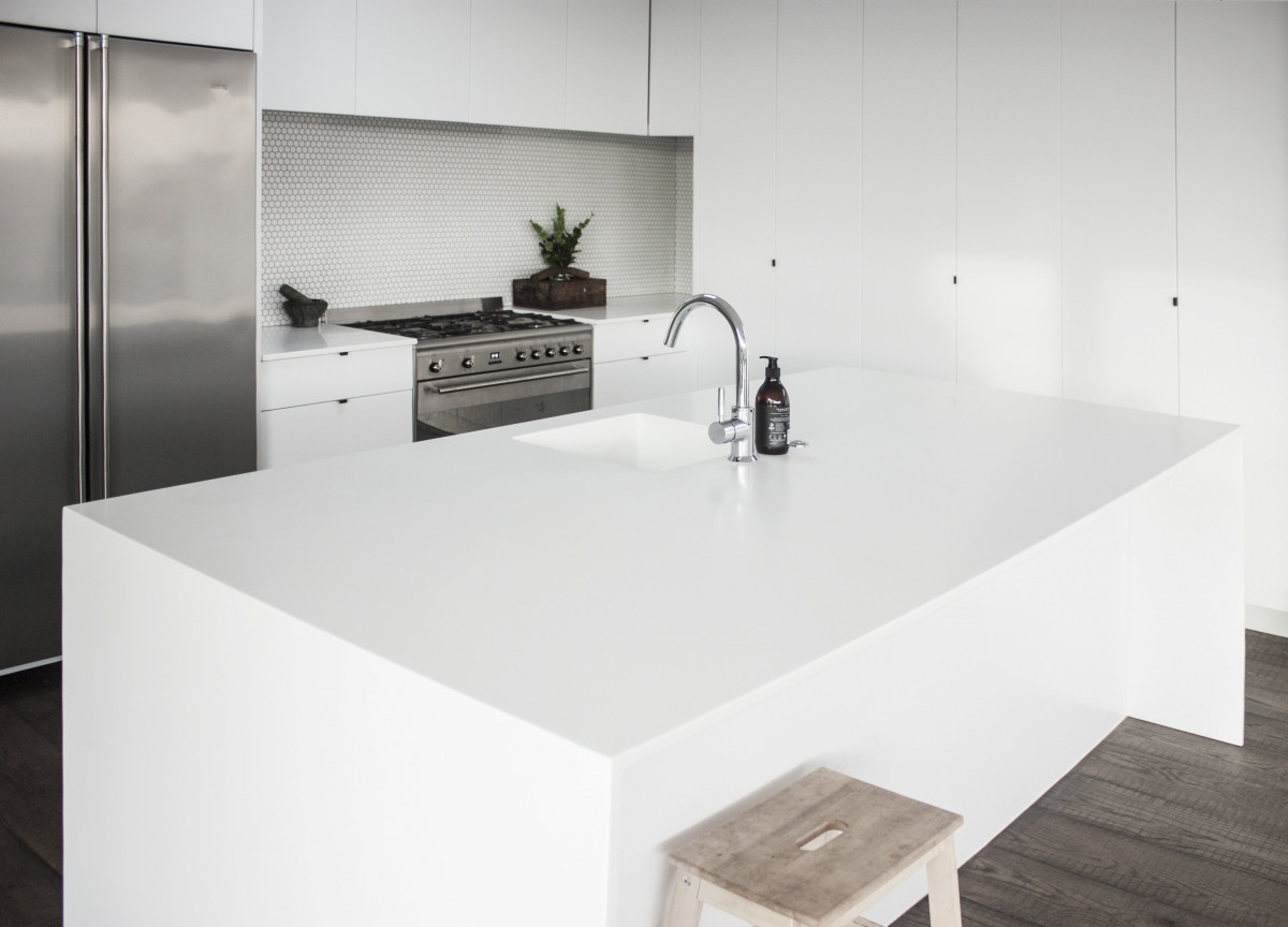 Glacier White Corian Solid Surface Enhances Family Kitchen EBOSS   Evolution Of Surfaces Corian White Reid Kitchen 4  FitMaxWzEyMDAsMTIwMF0 