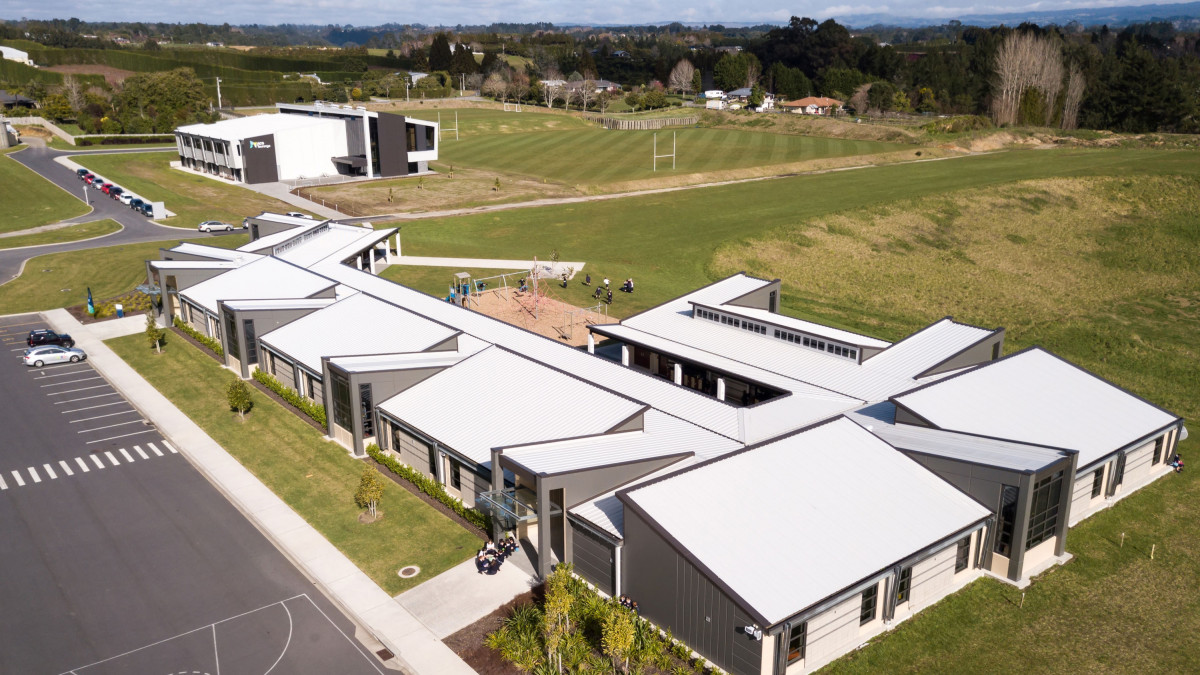 ACG School and Gymnasium in Tauranga featuring Kingspan's Trapezoidal RW insulated roof panel (© Mark Scowen Photography).