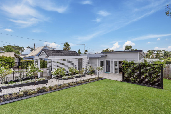Palliside Weatherboards and Dynex Soffit Bring Low Maintenance Finish to Whangaparaoa Home