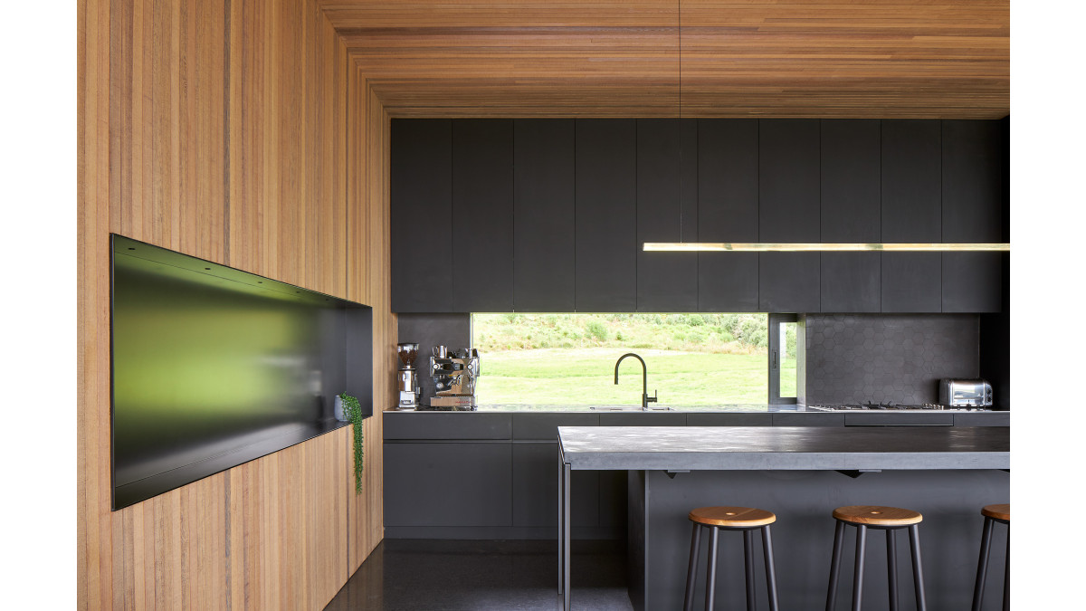 This APL Architectural Series Sliding Window in Matt Black blends in seamlessly with this kitchen's aesthetic 
