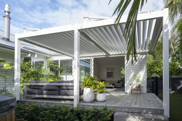 Opening Louvre Roof Brings Year-Round Outdoor Living to Auckland Home