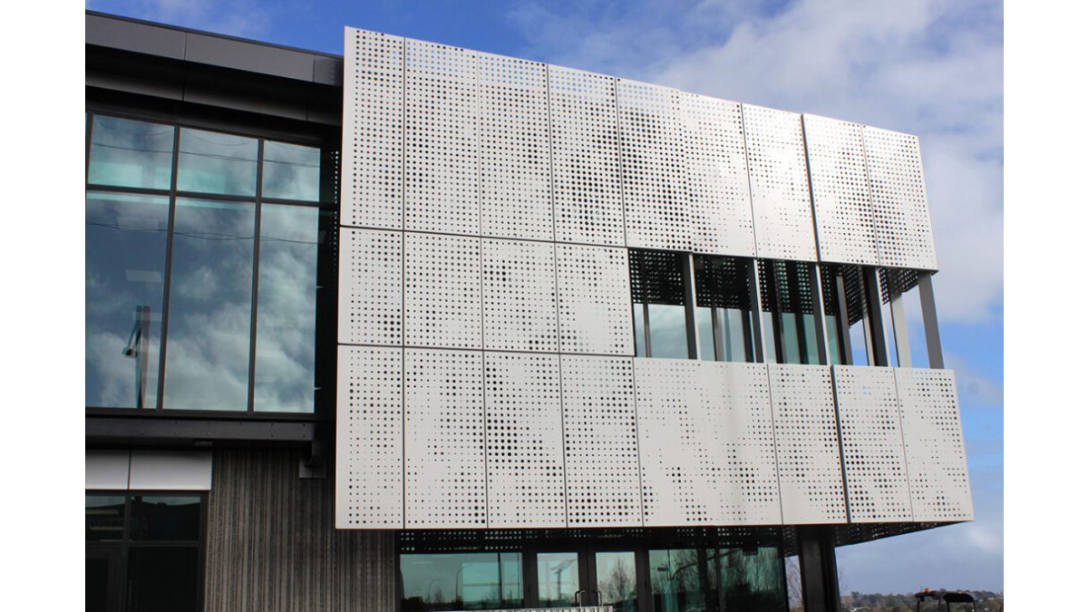 Installed at varying depths, the ACMF screens at NZ Blood Highbrook introduce a dynamic fourth dimension to the building's facade.