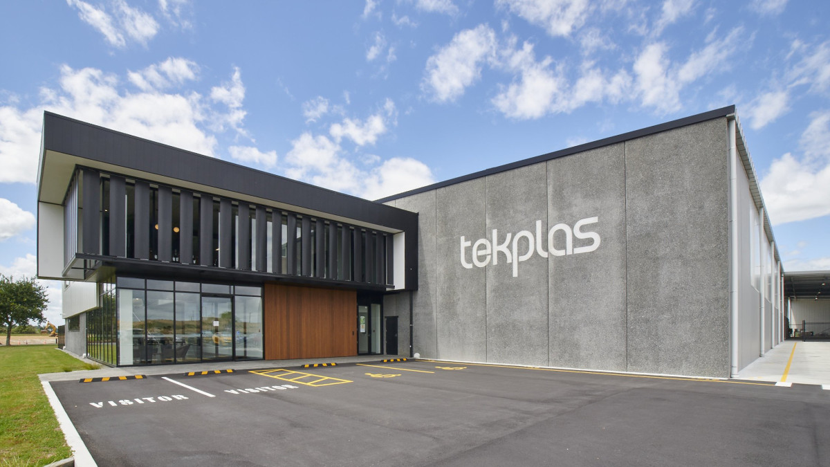 600mm Aero Louvres with mechanical actuators integrated with the building management system reduce glare in the boardroom at Tekplas in Hamilton.