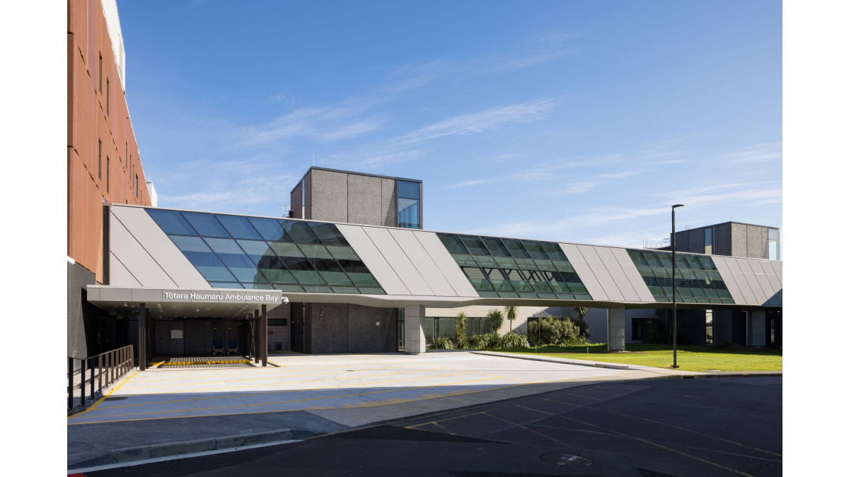 The link bridge in diagonal glass and aluminium panels.